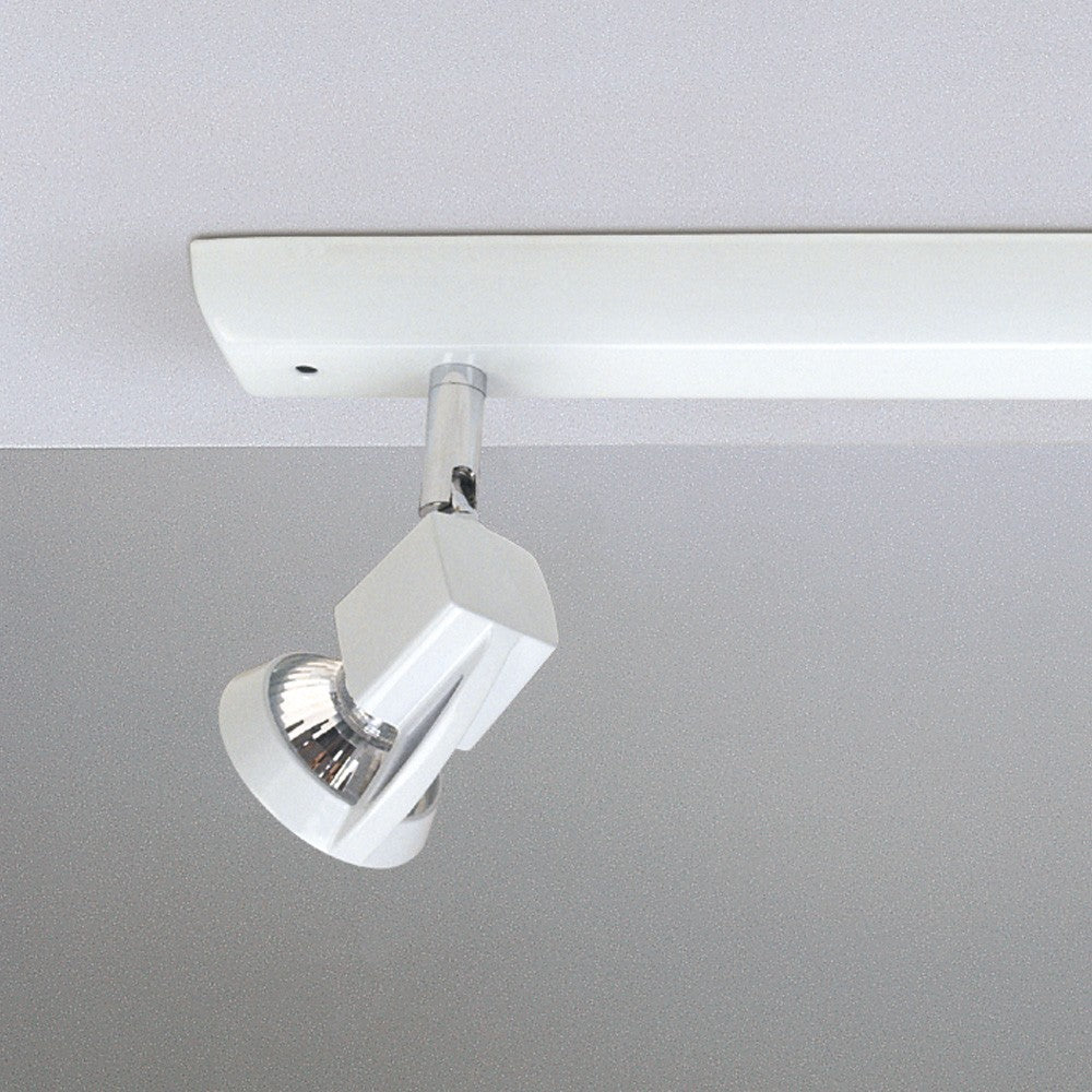 Regleta fabricada en acero y zamak color blanco para iluminación interior