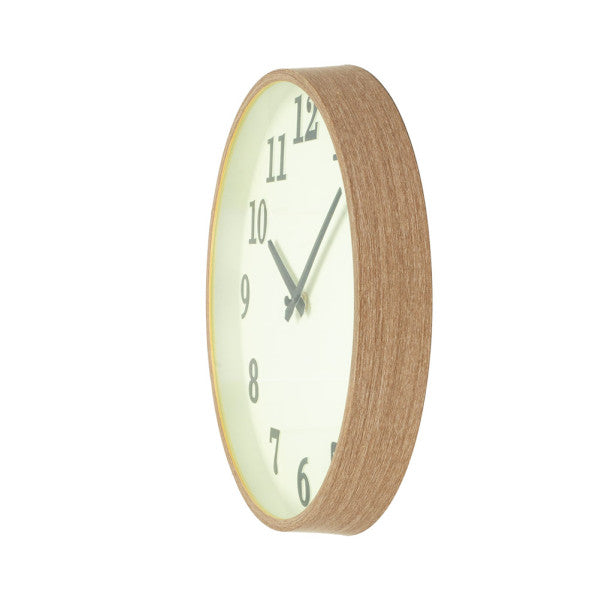 Detalles del Reloj de Pared Fabrilamp/Abrila Lisbon (Ref. 235013085) en Madera/Vainilla: diseño moderno, 30cm diámetro, cristal y policarbonato, movimiento de cuarzo. LUZGURÚ.