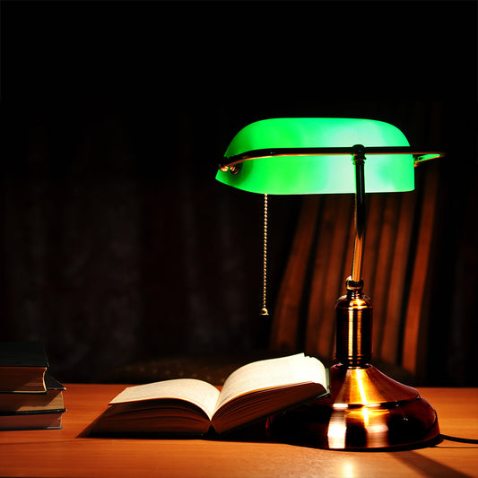 Lámpara Abogado fabricada en metal color cuero con tulipa verde