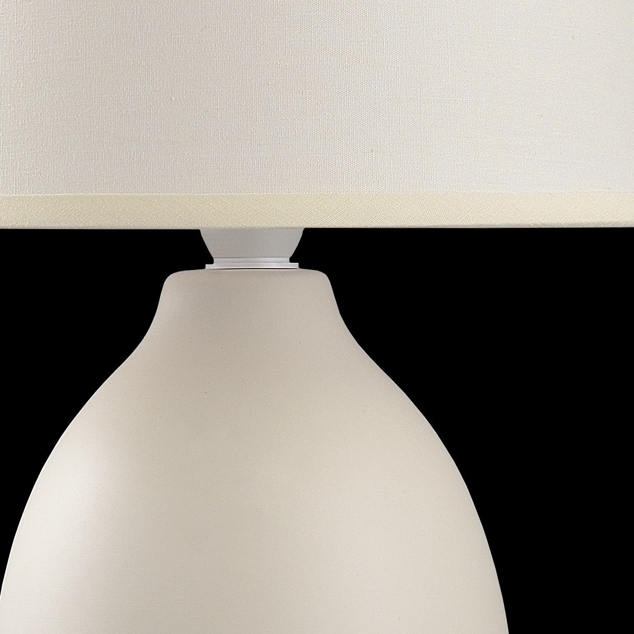 Sobremesa Cerámica Preston Beige AJP/Alemar (Ref. 11365): Descubre sus elegantes dimensiones. Calidad y sofisticación al alcance de tu mano. LuzGuru.