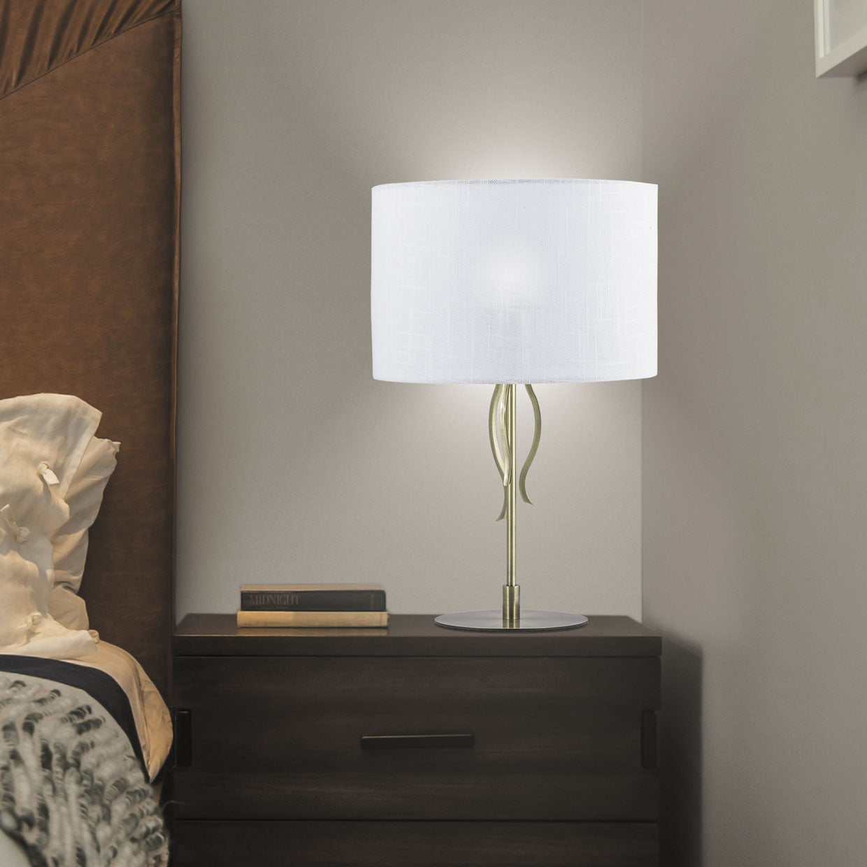 Lámpara sobremesa Dana Cuero AJP/Alemar (Ref. 3266PT-1PCU): Descubre sus elegantes dimensiones. Ilumina tu espacio con estilo.