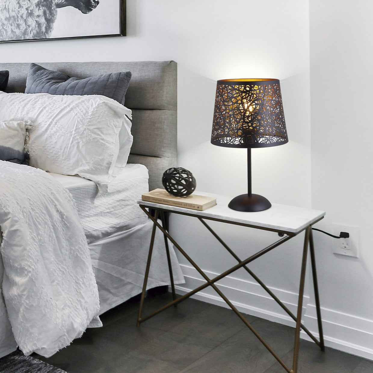Sobremesa Grasse Negra y Oro AJP/Alemar (Ref. 10860): Descubre sus elegantes dimensiones y cómo iluminará con estilo tu hogar. LuzGuru.