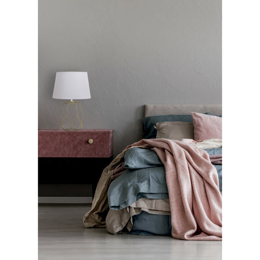 Lámpara Labeo fabricada en metal color oro mate con pantalla textil blanca