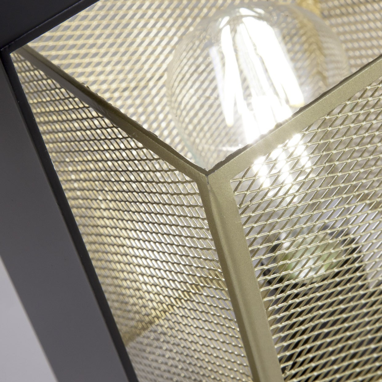 Sobremesa Nimes Negro-Oro AJP/Alemar (Ref. 10890): Descubre sus elegantes dimensiones. Ilumina tu espacio con estilo. LuzGuru.