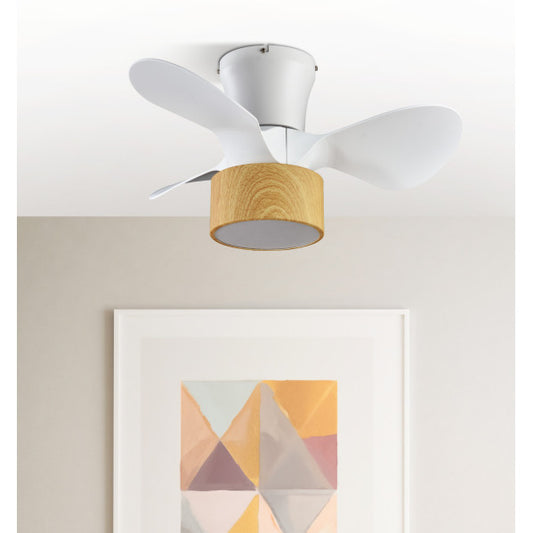 Ventilador de Techo con Luz LED Kos 60 cm Blanco/Haya Fabrilamp instalada en ambiente decorativo de salón o dormitorio | Fabrilamp / Abrila