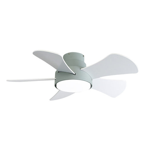 Ventilador de Techo Gregario 82 cm Verde con Aspas Reversibles Fabrilamp instalada en ambiente decorativo de salón o dormitorio | Fabrilamp / Abrila