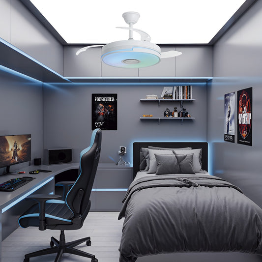 Ventilador Auron blanco con palas abiertas mostrando su diámetro de 107 cm y luz encendida