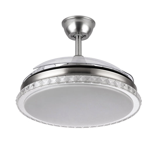 Ventilador Biliku fabricado en metal color níquel con aspas ABS