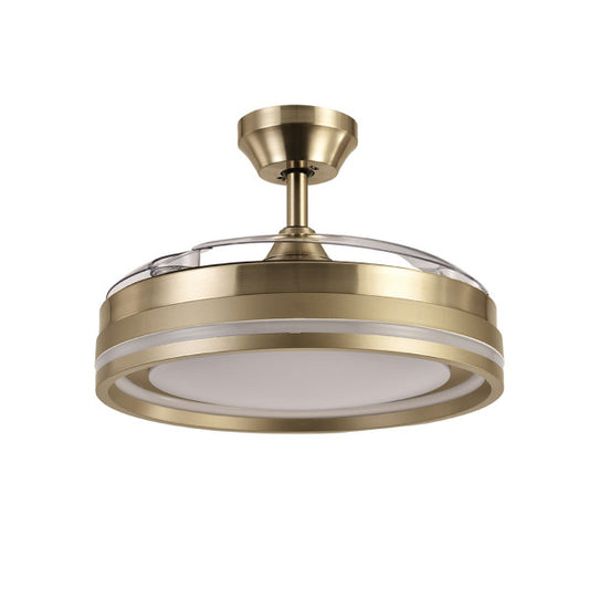 Vista detallada del ventilador de techo Cerrato Cuero, destacando el mando a distancia y las funciones de temporizador.