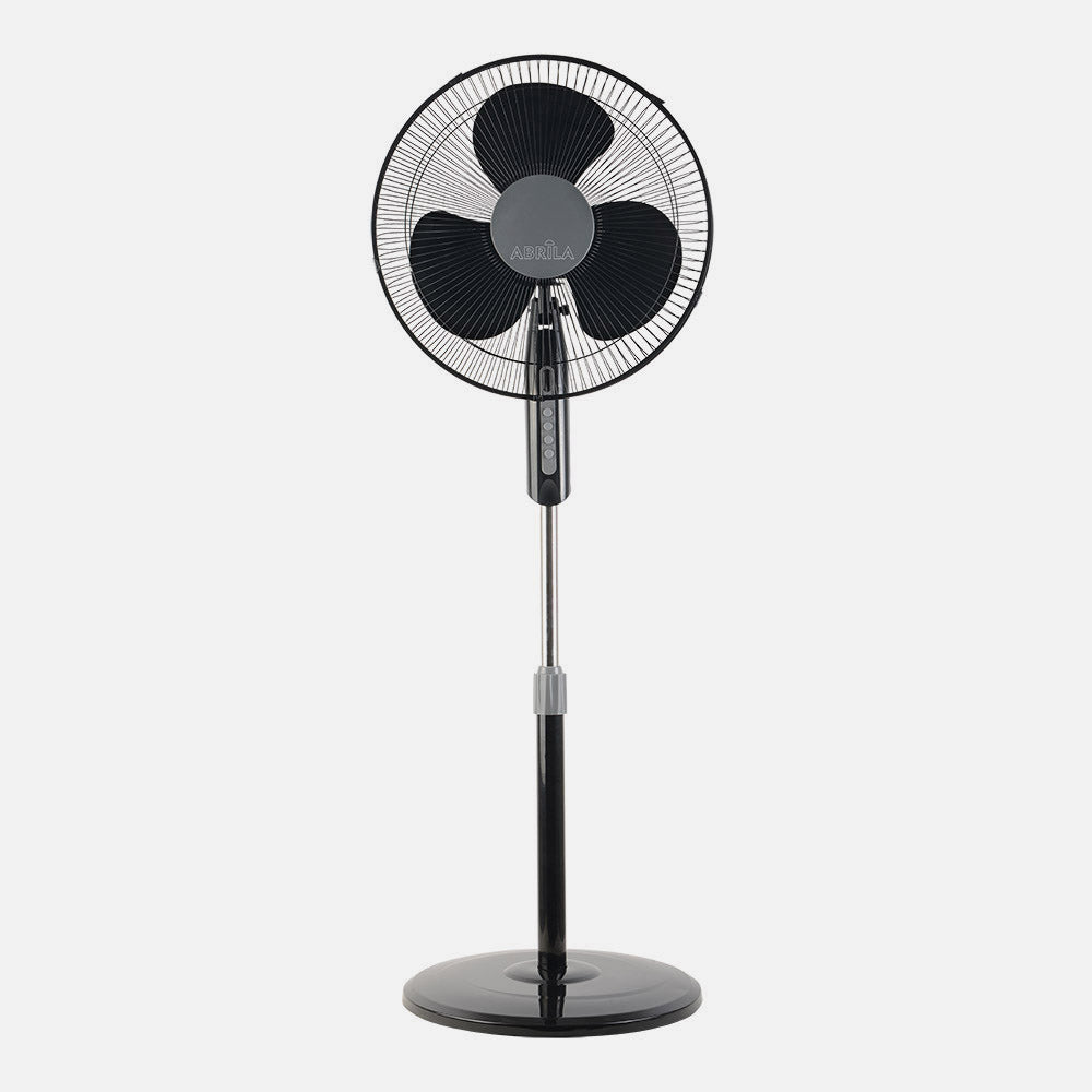 Ventilador Etesio fabricado en metal color negro con aspas blancas