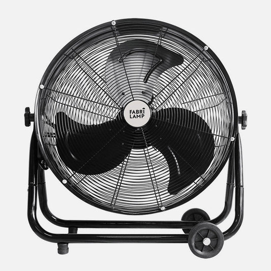 Ventilador fabricado en metal negro con aspas de aluminio y ruedas de traslado