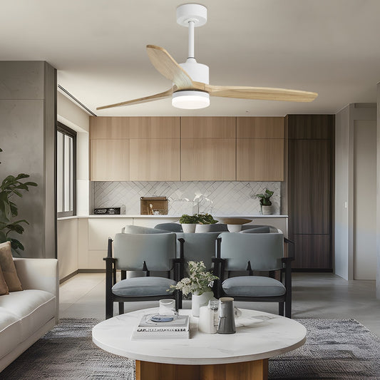 Detalle del ventilador Madeira con luz LED integrada y palas de madera, ideal para salones