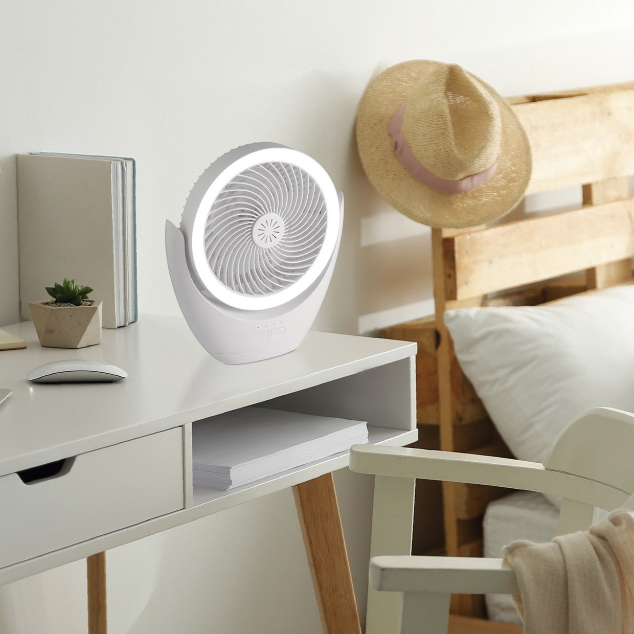 Ventilador de Sobremesa Travel LED 3W AJP / Alemar destacando su conexión USB y panel de control