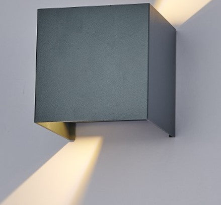 Encendido oblicuo del Aplique LED IP65 de Muñoz e Hijos (Apliques Exterior) en color negro cuadrado con iluminación bidireccional - Ref 005117.

