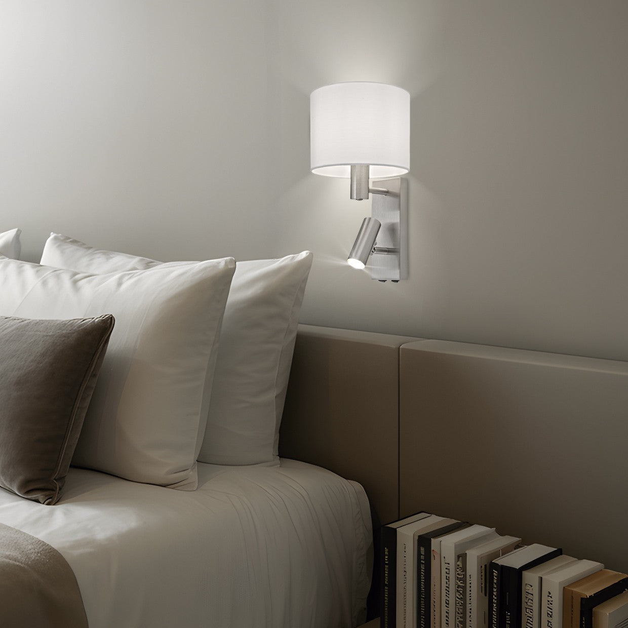 Aplique Hera instalado en pared de pasillo moderno - Ambiente iluminado