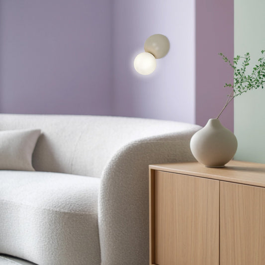 Aplique Mint Beige instalado en pared neutra - Ambiente interior