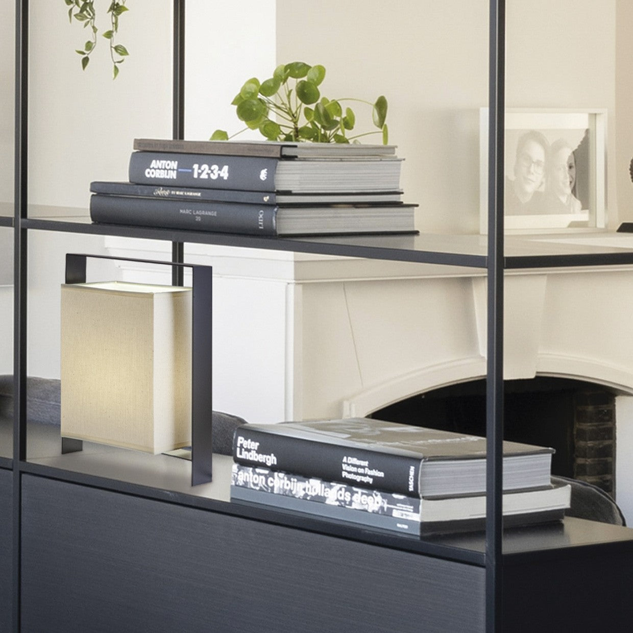 Lámpara de sobremesa Hank ALEMAR en detalle - Estructura metal negro y pantalla algodón