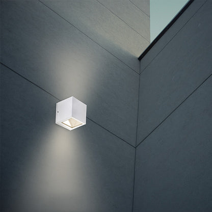 Aplique Cavalum fabricado en aluminio color blanco para exterior