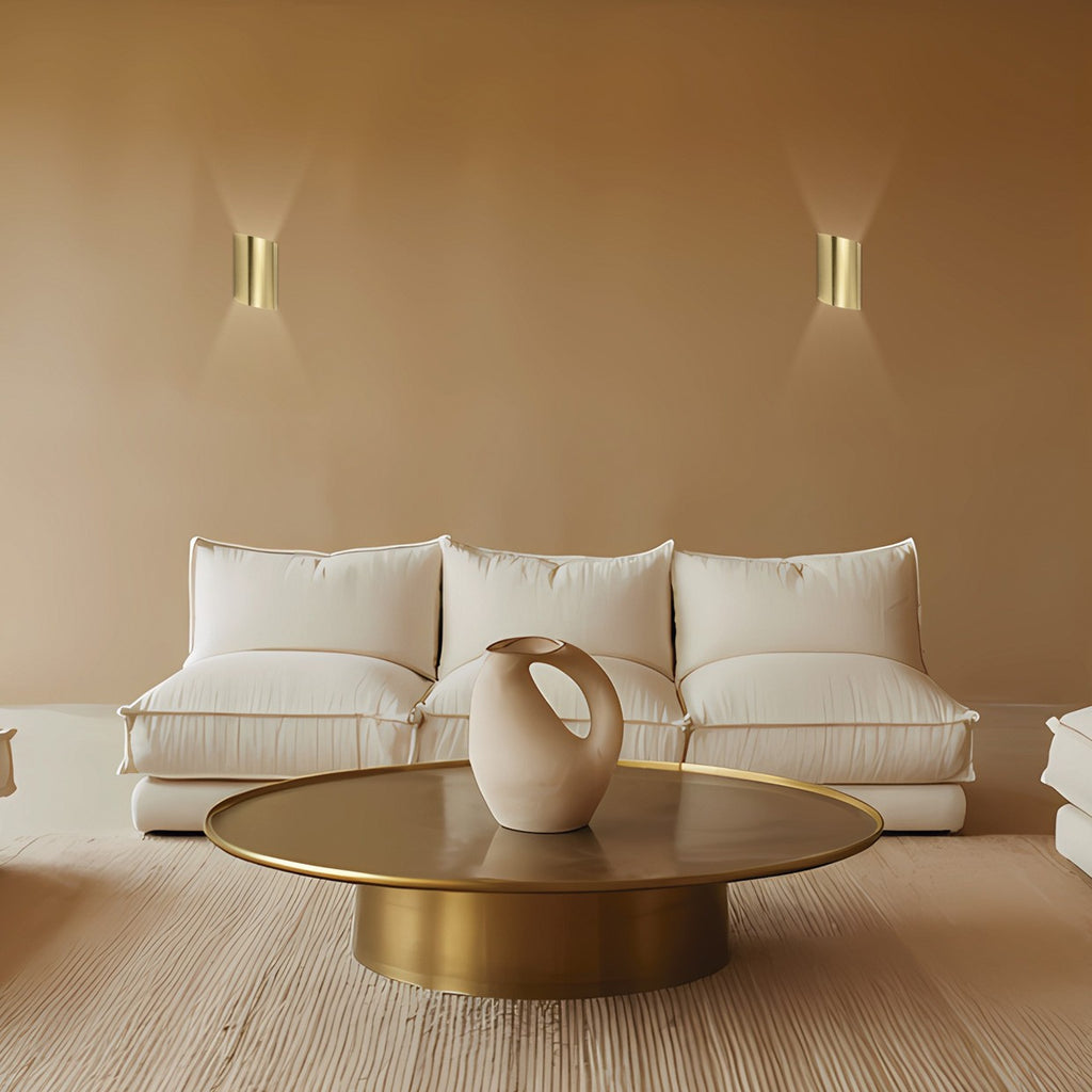 Aplique Krim latón instalado en pared de salón - Ambiente decorado