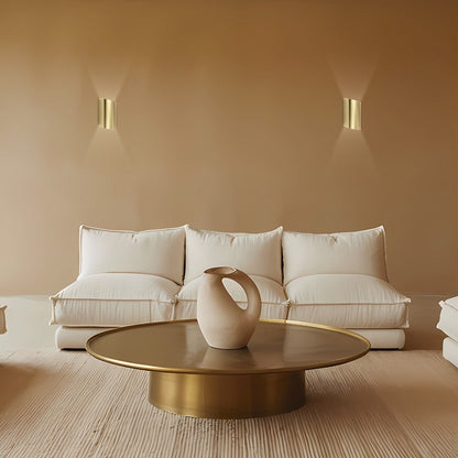 Aplique Krim latón instalado en pared de salón - Ambiente decorado