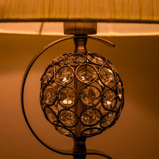 Lámpara Honduras fabricada en metal color beis y cuero