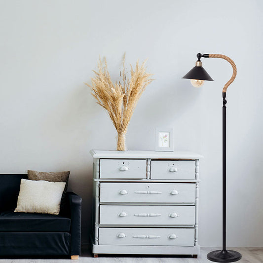 Lámpara de Pie Vintage SOGA 144 cm Cuerda Marrón LUMIT Interlusa instalada en ambiente decorativo de salón o dormitorio | Interlusa