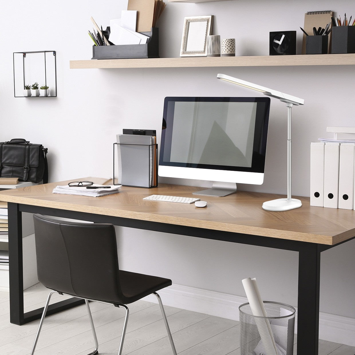 Flexo LED Rex en modo flexo ajustable sobre escritorio - Ambiente de trabajo