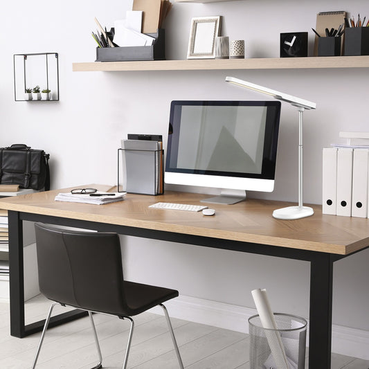 Flexo LED Rex en modo flexo ajustable sobre escritorio - Ambiente de trabajo