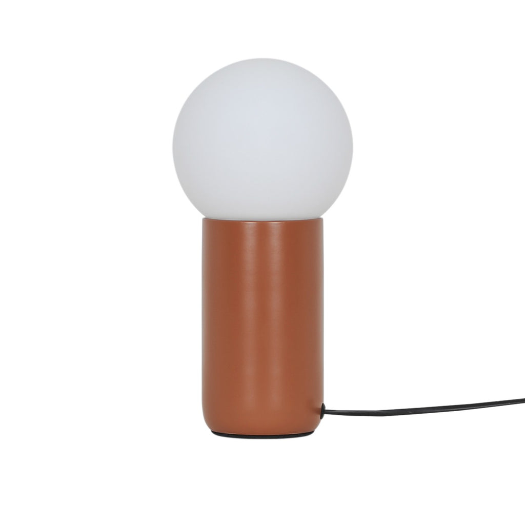 Vista lateral de la lámpara sobremesa Mint Terracota con cable e interruptor