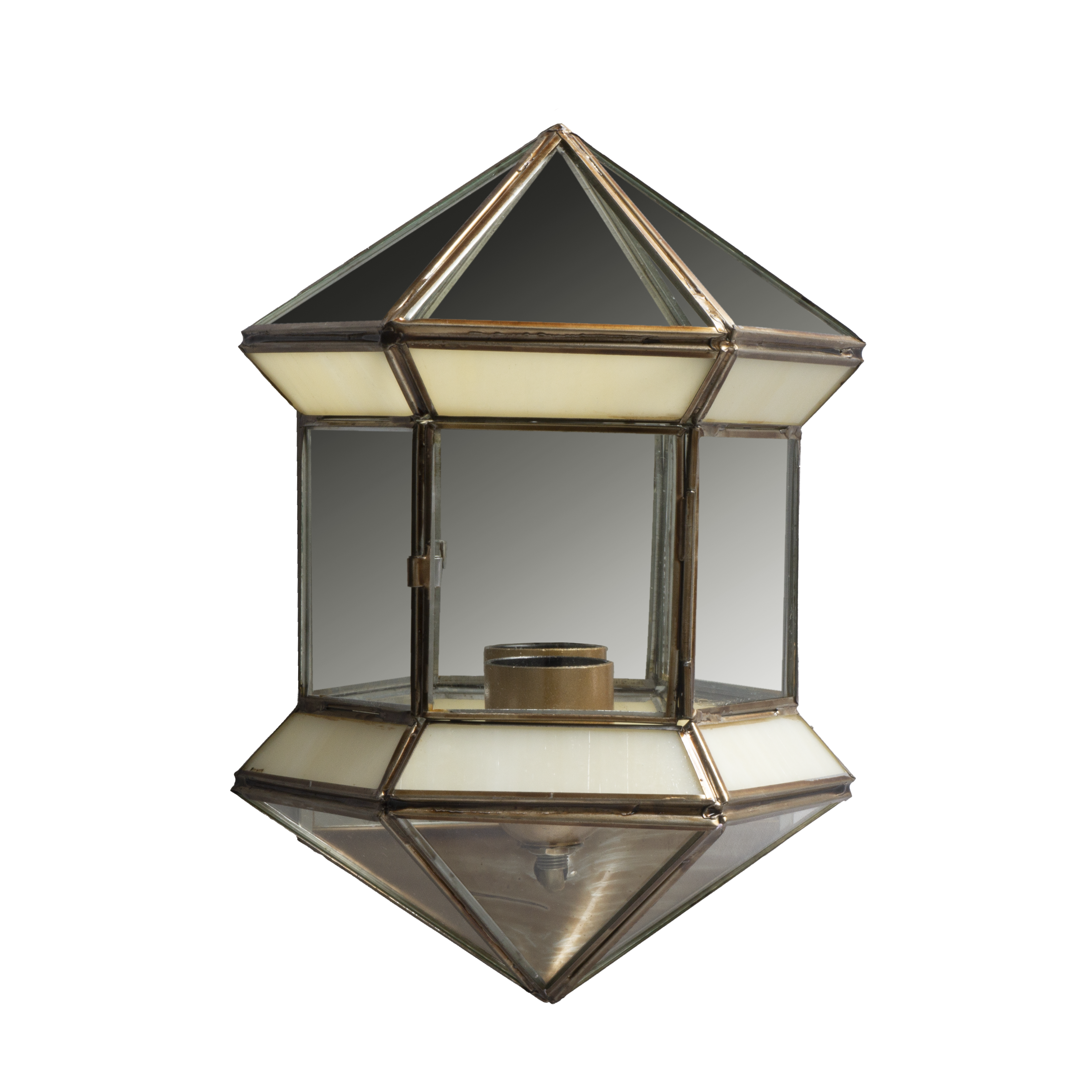 Aplique Granadino fabricado en metal color bronce con cristal opalina para iluminación suave