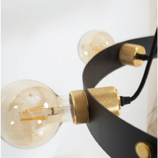 Lámpara Colgante Clásica Dulcineia 60 cm Negro/Oro Interlusa instalada en ambiente decorativo de salón o dormitorio | Interlusa