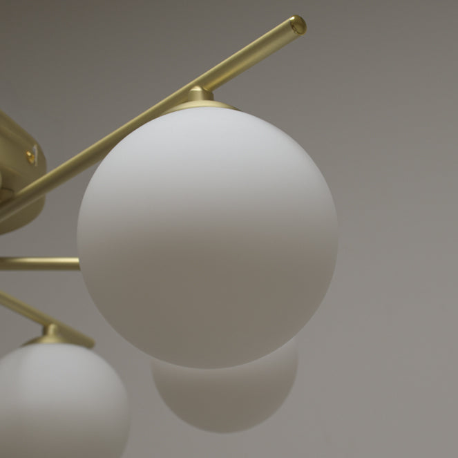 Lámpara de Techo ANALU 60 cm Oro y Blanco Interlusa encendida con proyección de luz y ambiente | LuzGurú