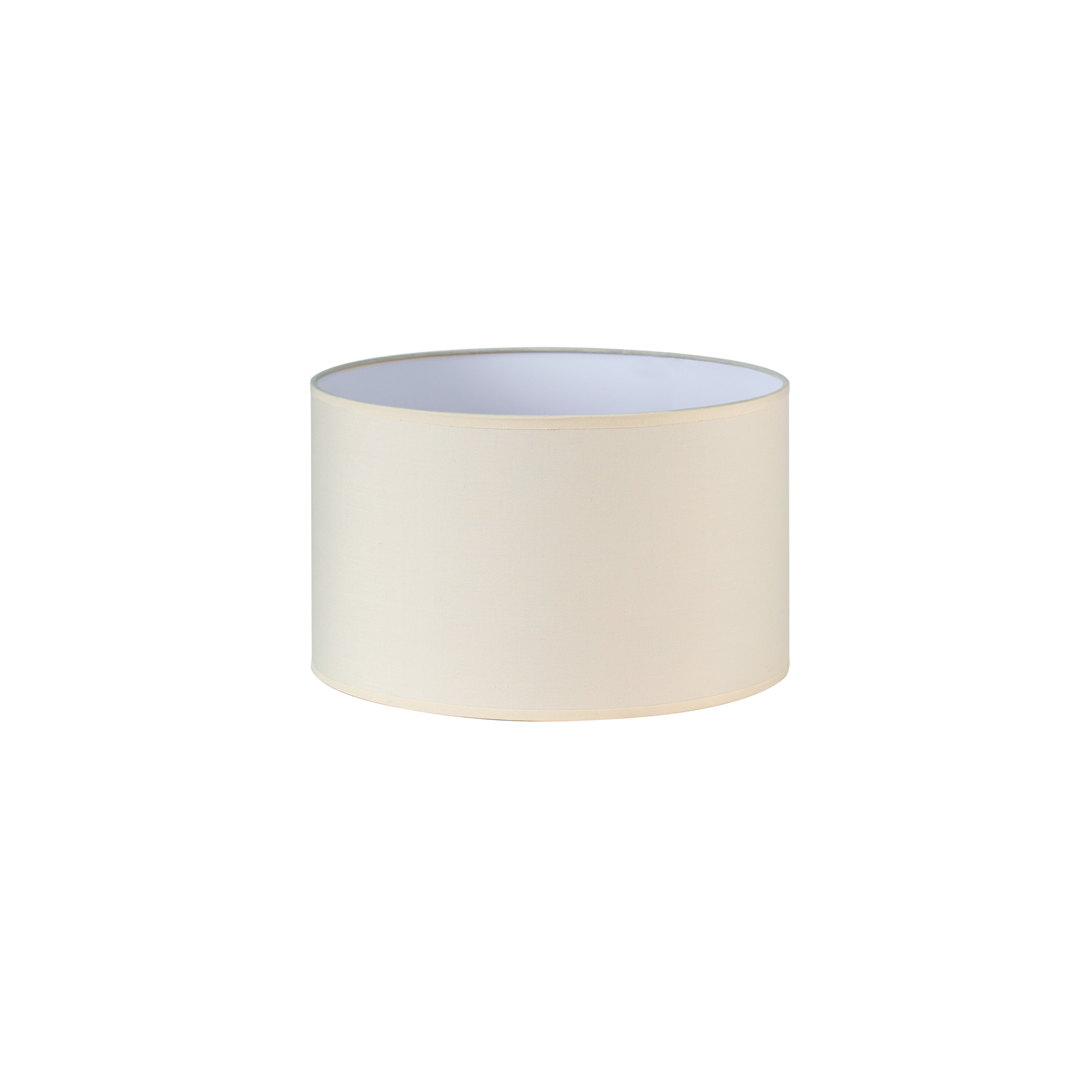 Pantalla Dori fabricada en textil color beige, ideal para lámparas de mesa
