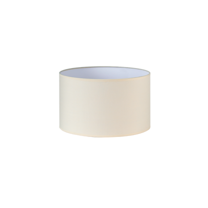 Pantalla Dori fabricada en textil color beige, ideal para lámparas de mesa