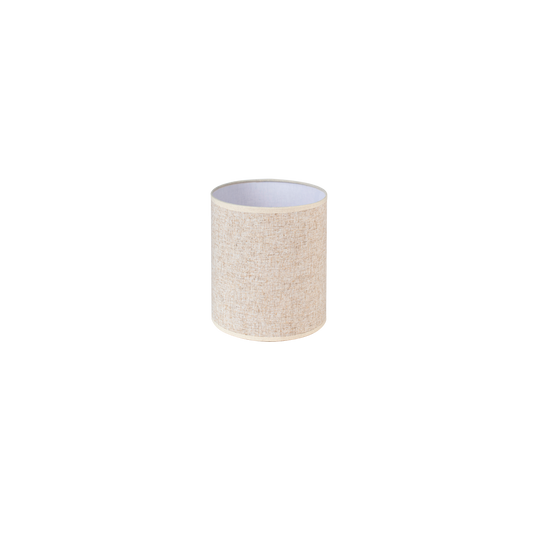 Pantalla Happy fabricada en textil color beige, ideal para lámparas de mesa