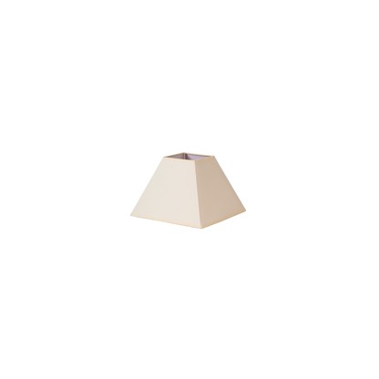 Pantalla Mezzo fabricada en textil color beige para lámpara de mesa