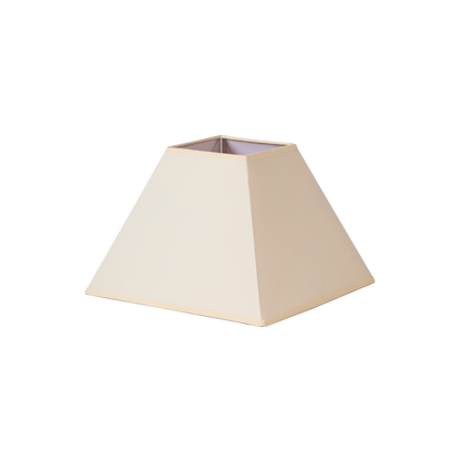 Pantalla Piramidal Mezzo E27 Beige 35x15x25h de Fabrilamp, vista frontal.