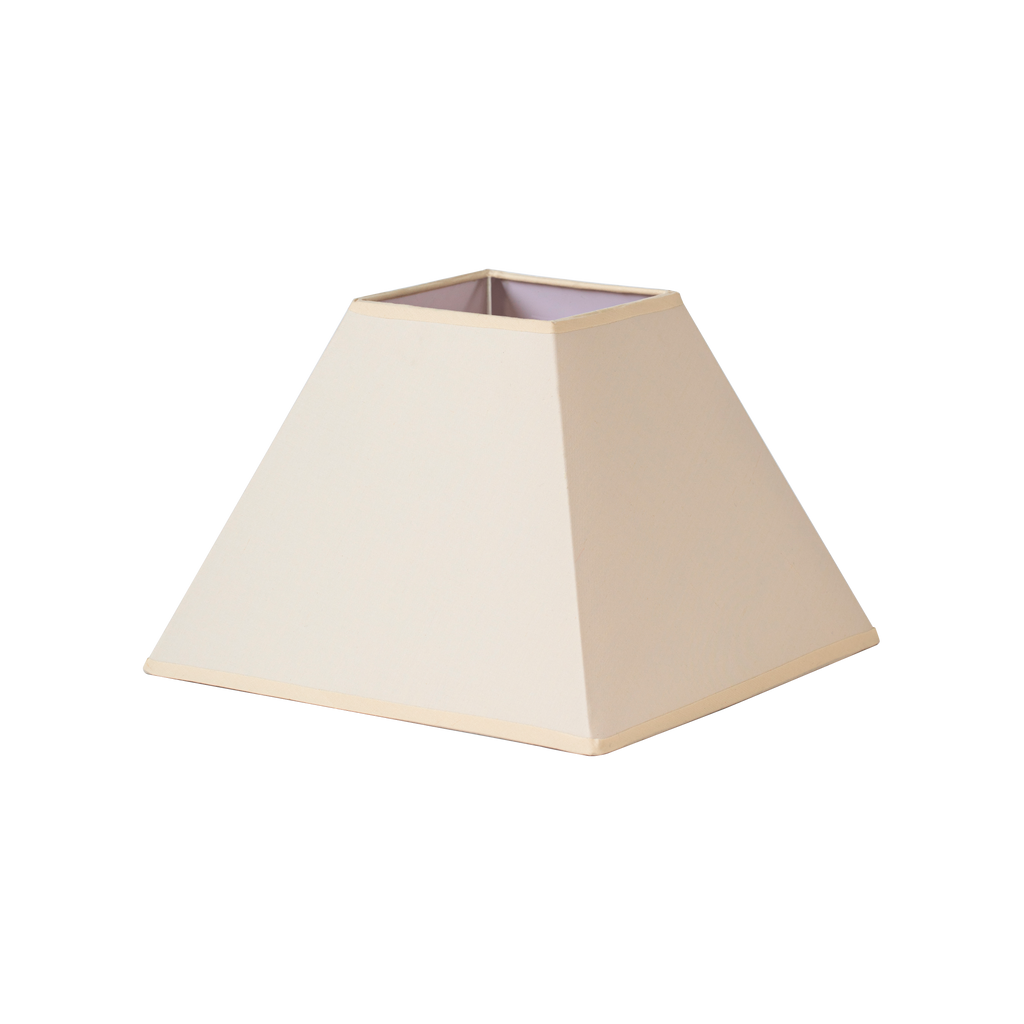 Pantalla piramidal Beige MEZZO E27 de Fabrilamp, tejido popelin, 40x18x28cm.  Iluminación cálida y elegante para tu hogar.