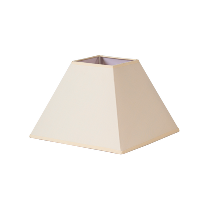 Pantalla piramidal Beige MEZZO E27 de Fabrilamp, tejido popelin, 40x18x28cm.  Iluminación cálida y elegante para tu hogar.