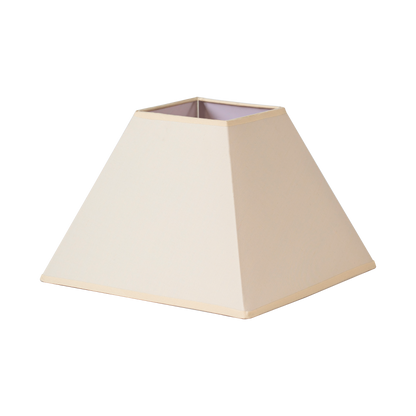 Pantalla Piramidal Mezzo E27 Beige de Fabrilamp/Abrila. Diseño elegante y moderno para iluminar tu hogar.