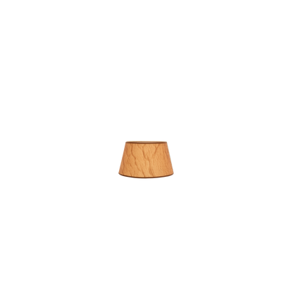Pantalla para lámpara con diseño cónico abierto que ofrece una luz suave, perfecta para el salón