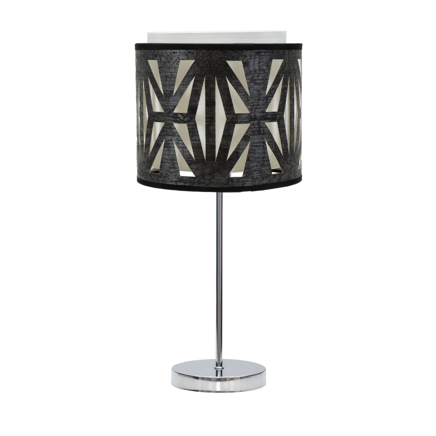 Sobremesa Katerina fabricada en metal color cromo y pantalla madera negra, ideal para interior