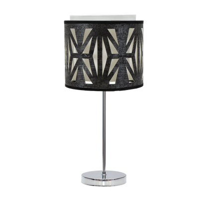 Sobremesa Katerina fabricada en metal color cromo y pantalla madera negra, ideal para interior
