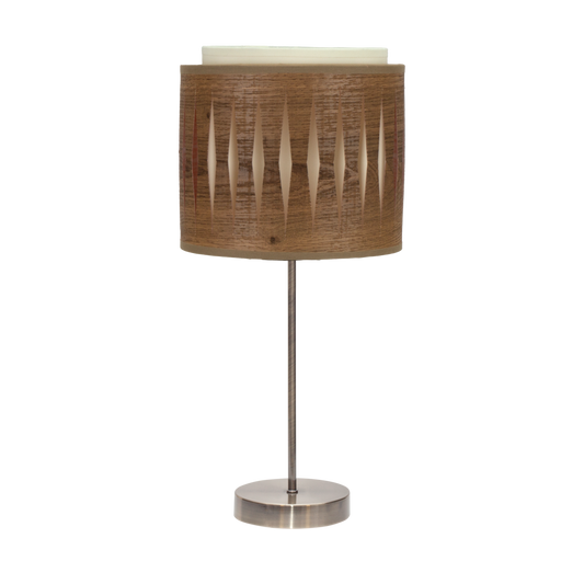 Sobremesa Alexandra fabricada en metal color cuero y pantalla textil color madera oscura, ideal para interior
