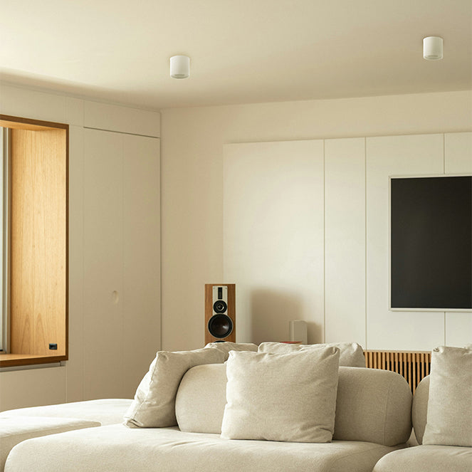Plafón ONIRO Redondo 9,6 cm Policarbonato Blanco Interlusa instalada en ambiente decorativo de salón o dormitorio | Interlusa