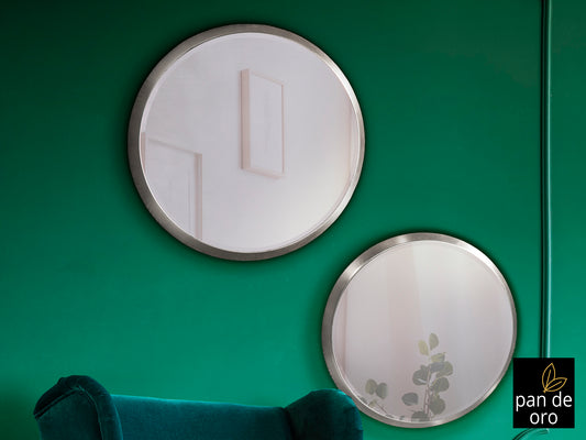 Espejo Redondo de Pared Aries 54 cm Pan de Plata Schuller en ambiente decorado | Schuller