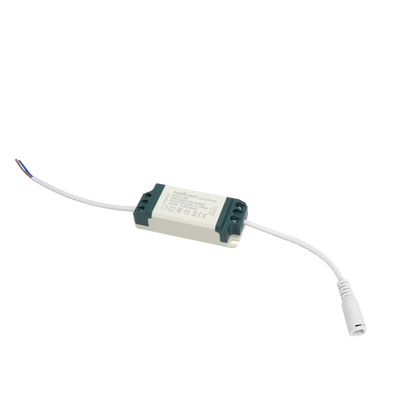 Driver LED fabricado en policarbonato blanco, ideal para downlights de interior.