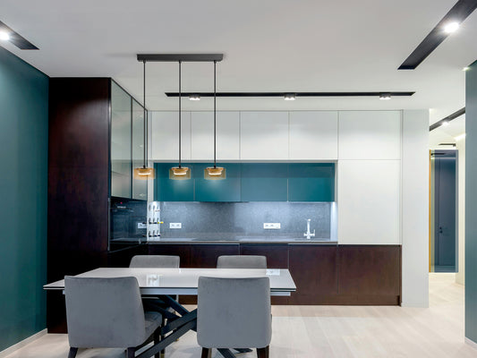 Lámpara de Techo Olaia 3 Luces Negro Mate y Oro con Cristal Ámbar Schuller en ambiente decorado | Schuller