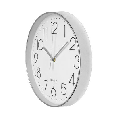 Sofisticado reloj de pared plateado, perfecto para oficina