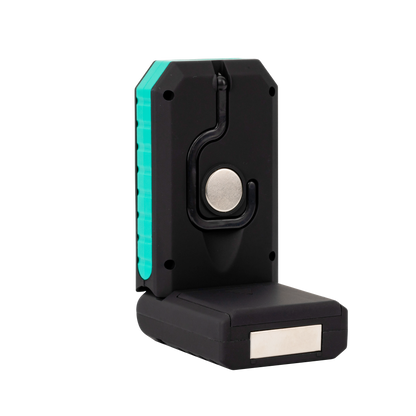 Linterna de Trabajo RUMBO LED COB 300lm Fabrilamp en uso, iluminando una superficie